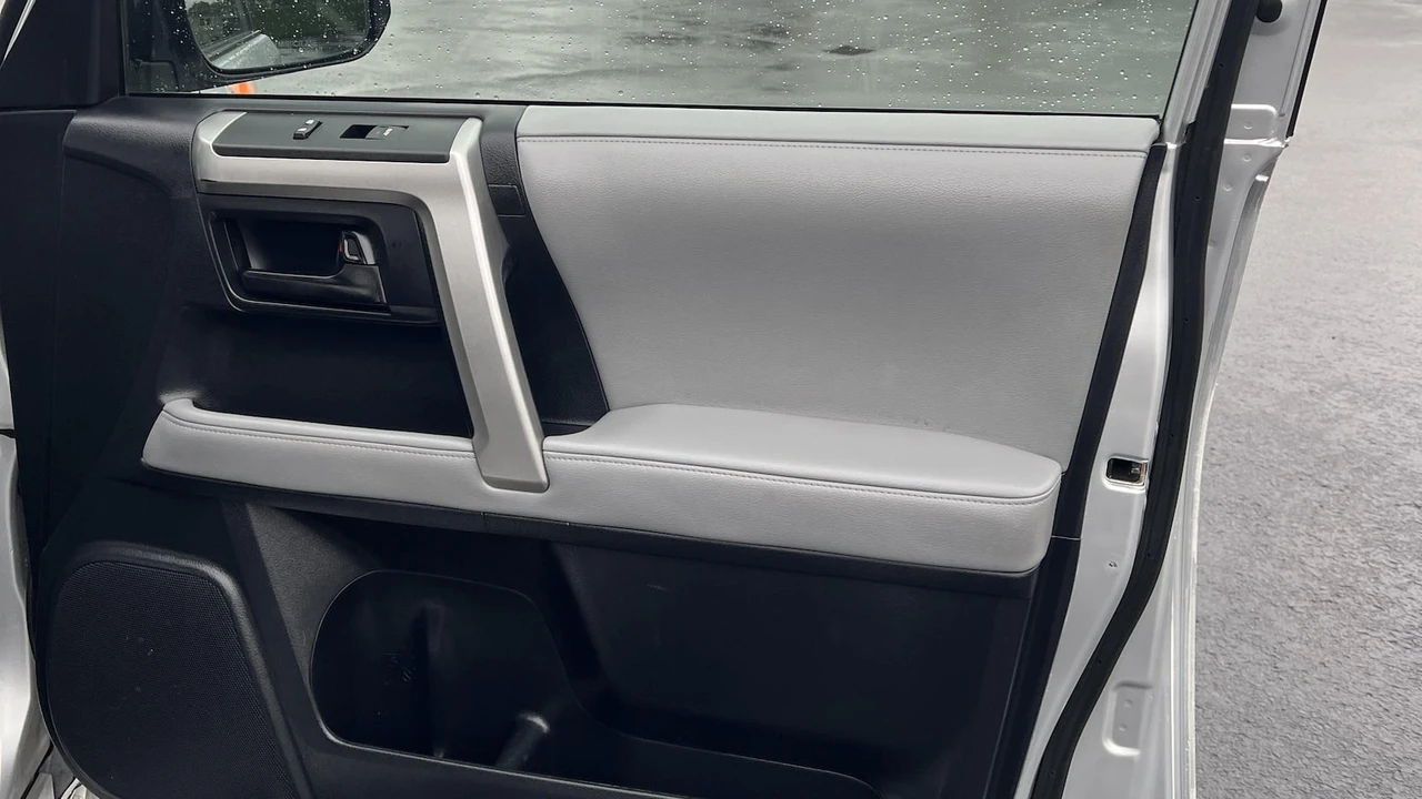 2010 Toyota 4Runner - Image 19 of 30