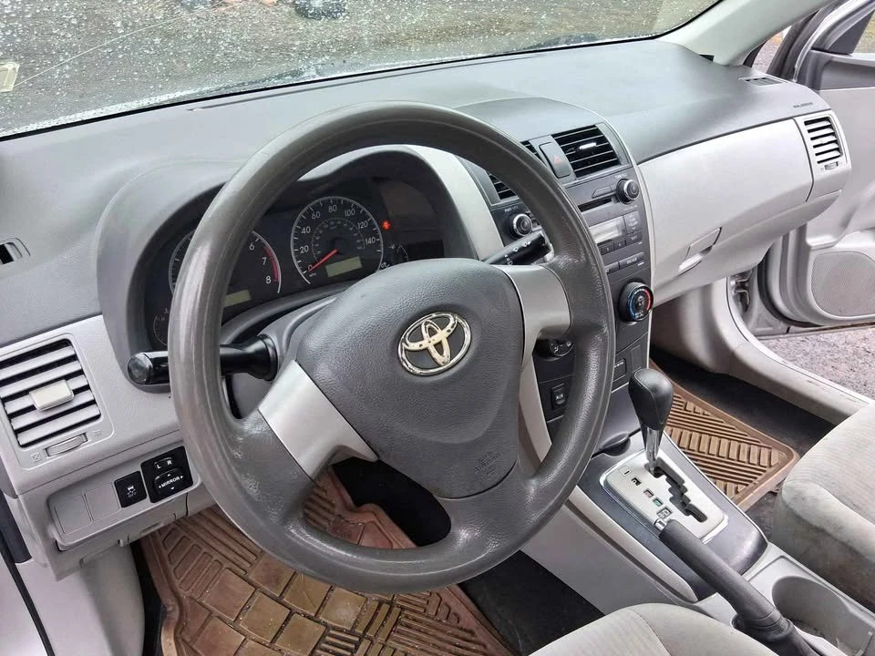2010 Toyota Celica - Image 2 of 7