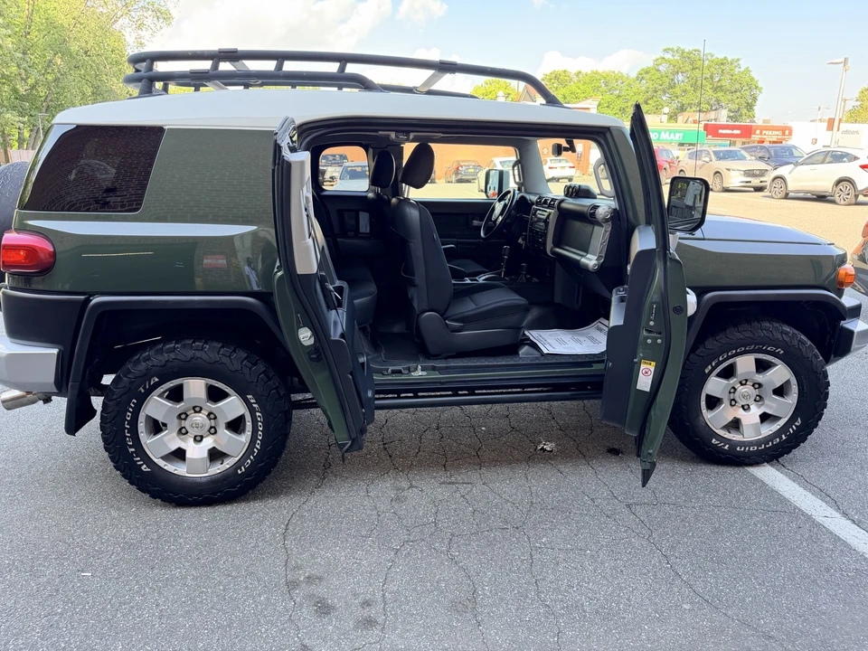 2010 Toyota FJ Cruiser - Image 11 of 31