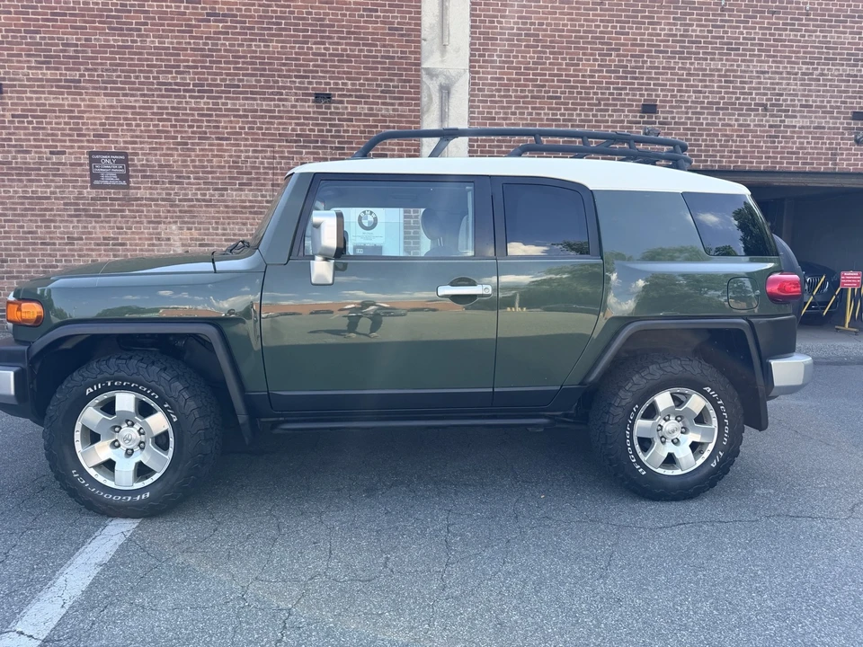 2010 Toyota FJ Cruiser - Image 2 of 31