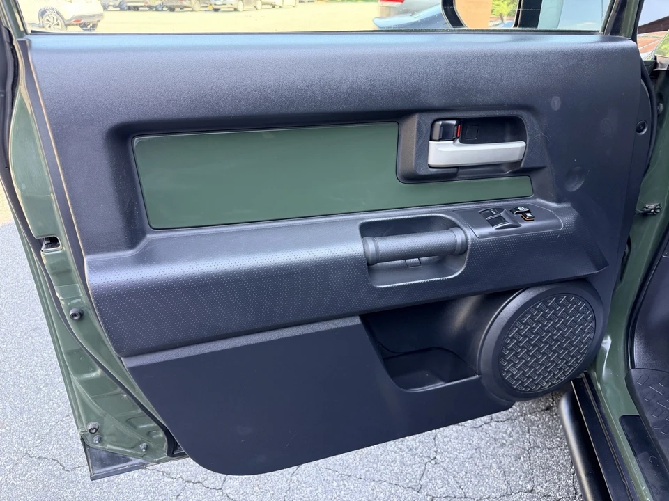 2010 Toyota FJ Cruiser - Image 16 of 31