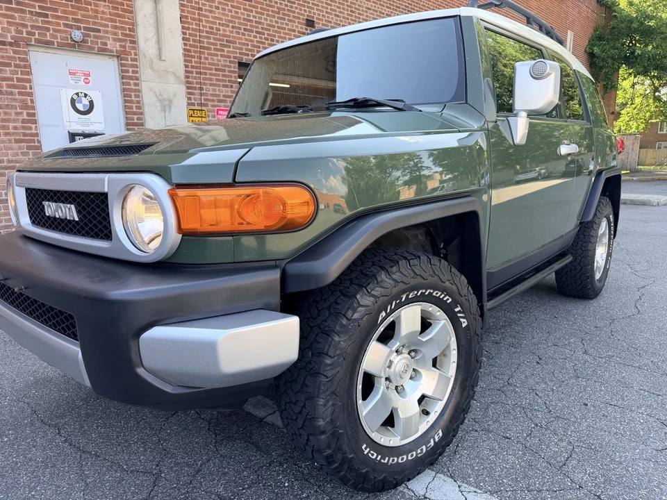2010 Toyota FJ Cruiser - Image 9 of 31