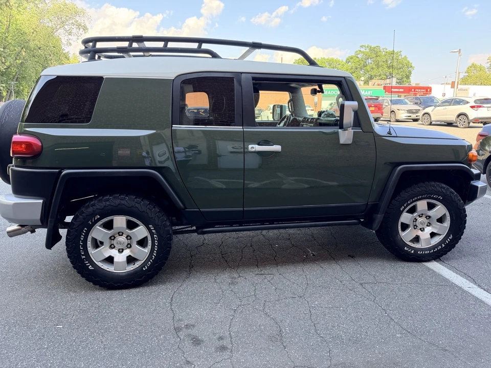 2010 Toyota FJ Cruiser - Image 6 of 31