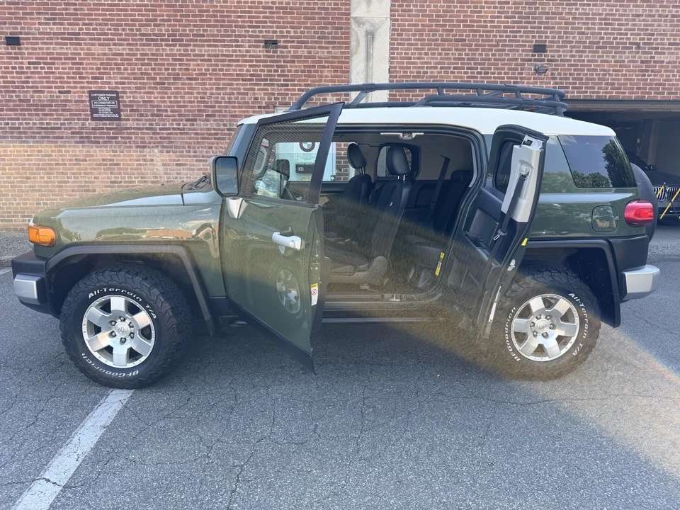 2010 Toyota FJ Cruiser - Image 10 of 31