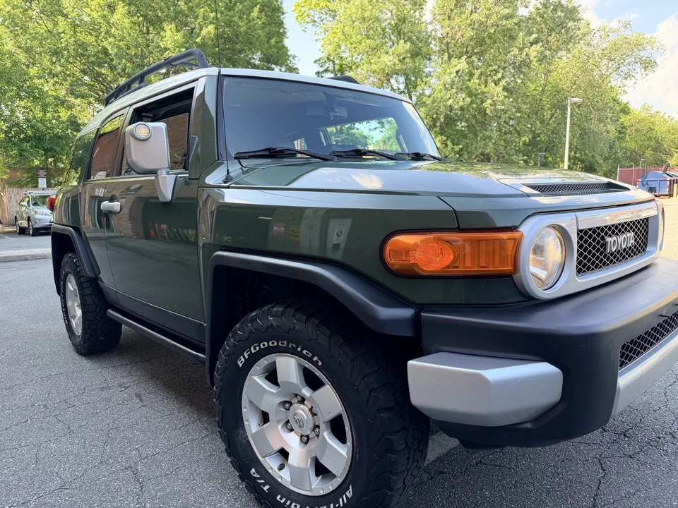 2010 Toyota FJ Cruiser - Image 7 of 31