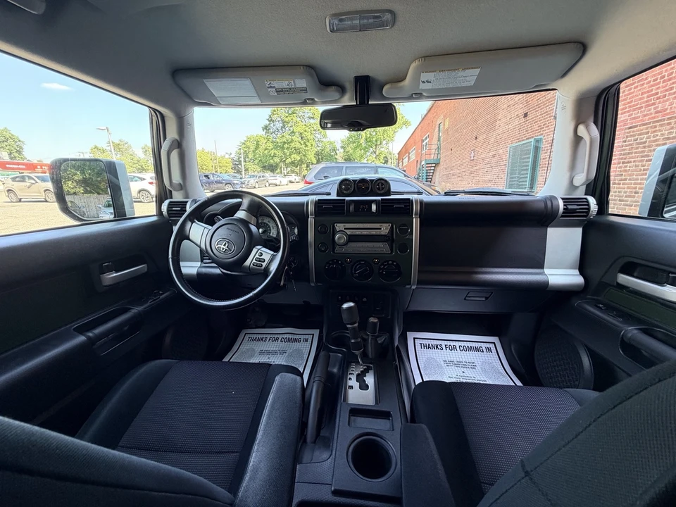 2010 Toyota FJ Cruiser - Image 22 of 31