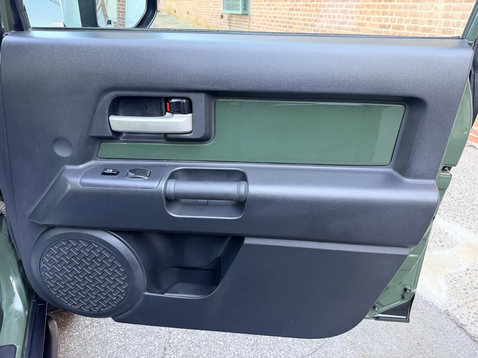 2010 Toyota FJ Cruiser - Image 28 of 31