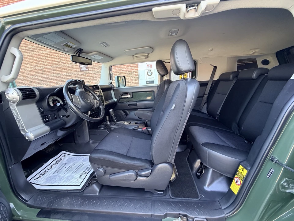 2010 Toyota FJ Cruiser - Image 18 of 31