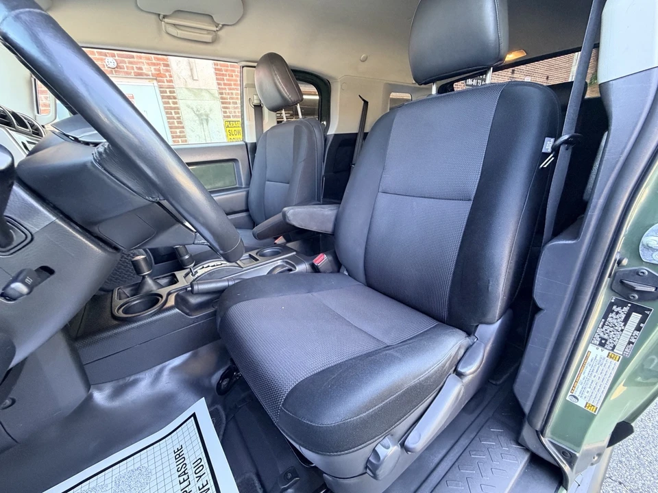 2010 Toyota FJ Cruiser - Image 24 of 31