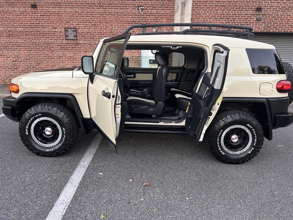 2010 Toyota FJ Cruiser - Image 9 of 21