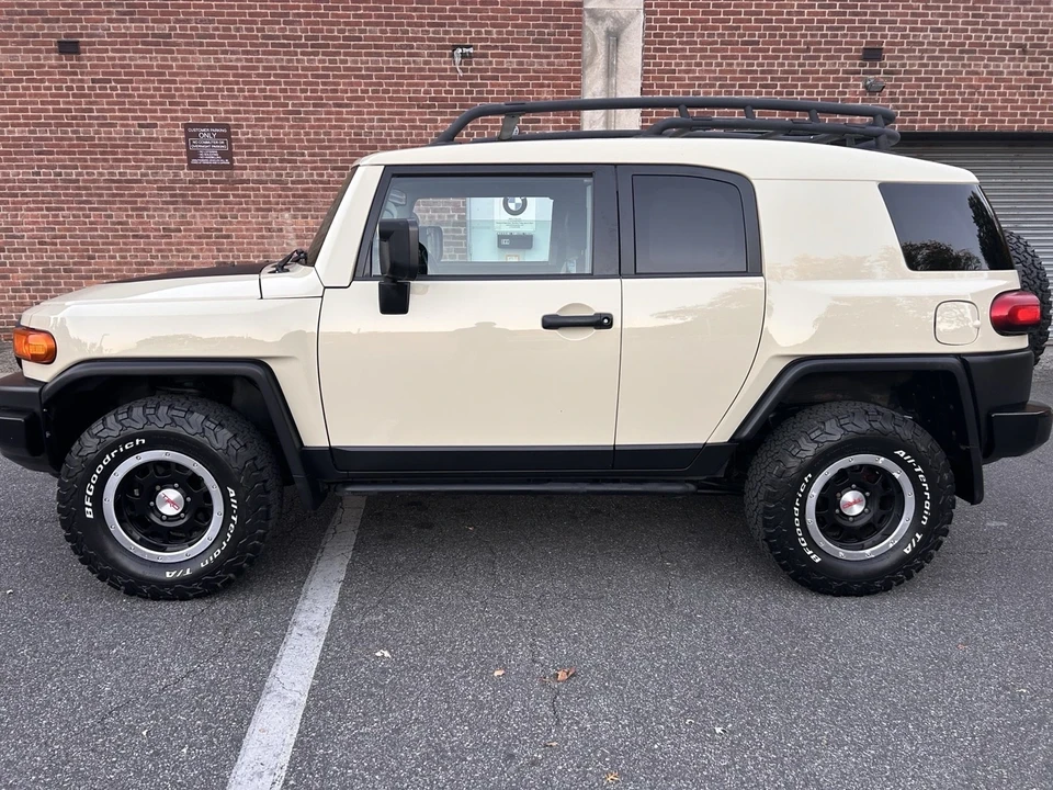 2010 Toyota FJ Cruiser - Image 8 of 21