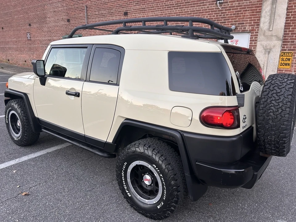 2010 Toyota FJ Cruiser - Image 2 of 21