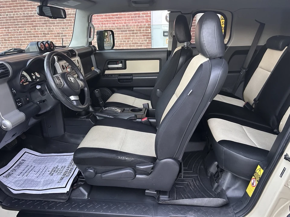 2010 Toyota FJ Cruiser - Image 19 of 21
