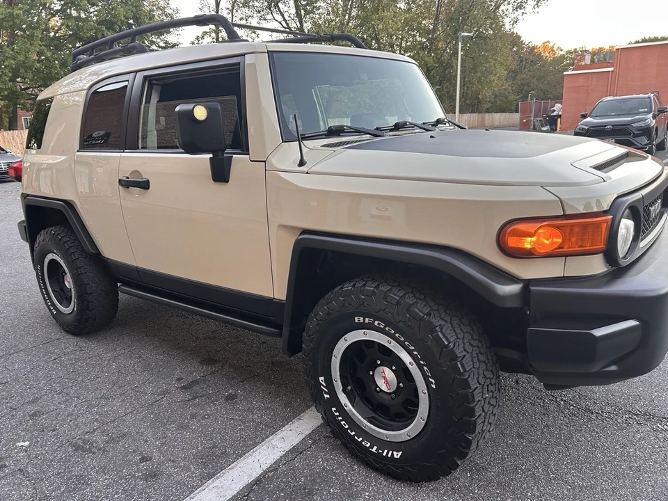 2010 Toyota FJ Cruiser - Image 6 of 21