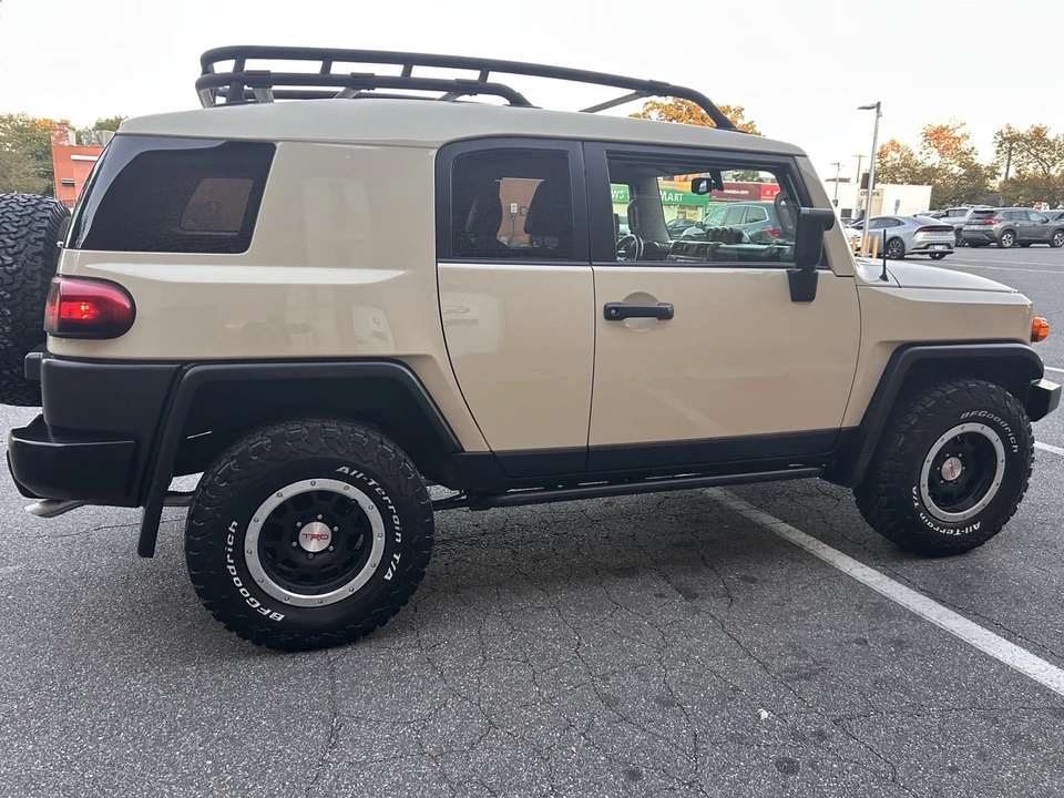 2010 Toyota FJ Cruiser - Image 5 of 21