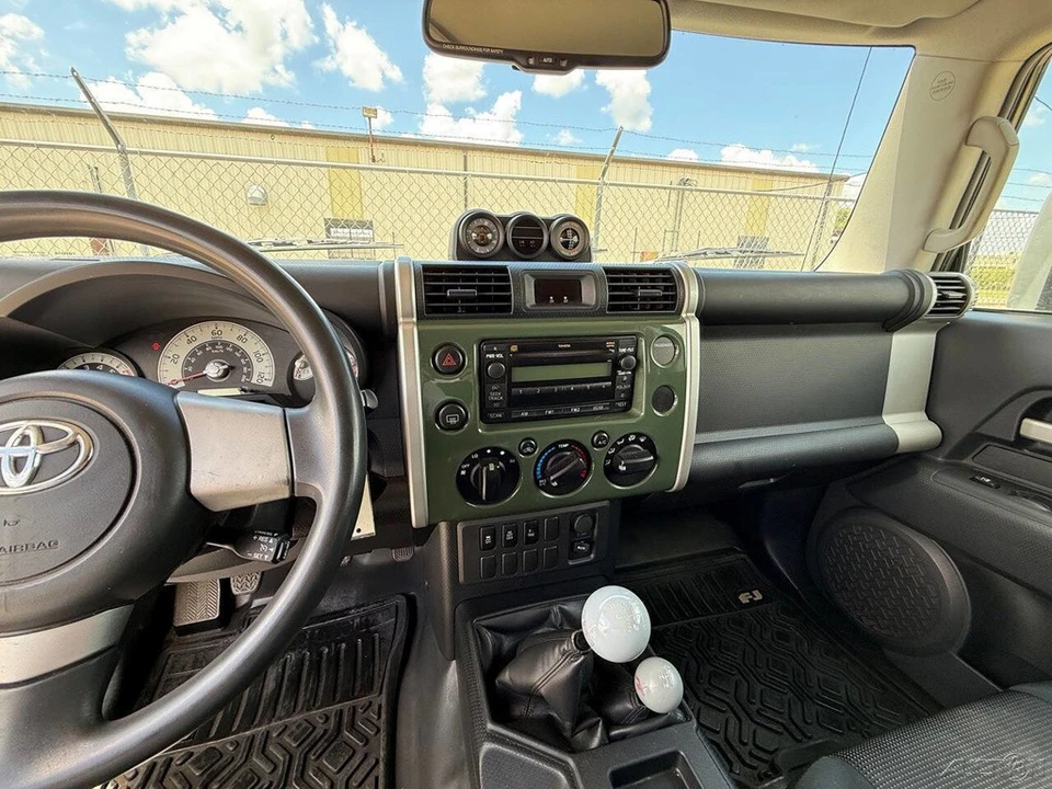 2010 Toyota FJ Cruiser - Image 17 of 24