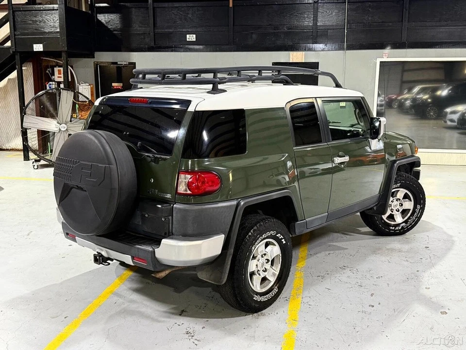 2010 Toyota FJ Cruiser - Image 8 of 24