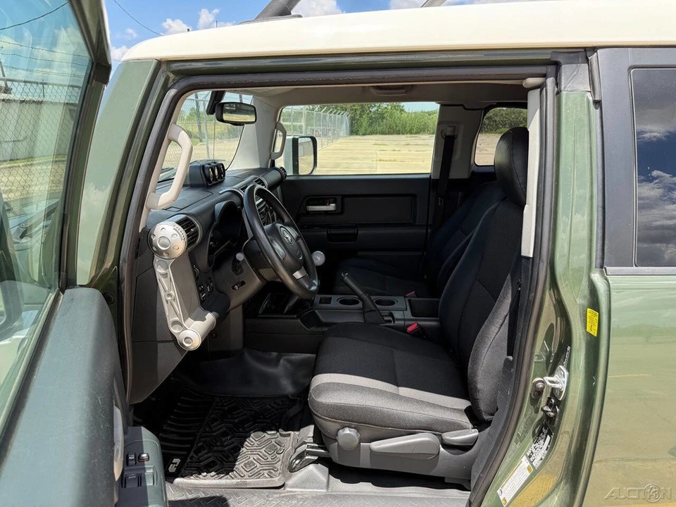 2010 Toyota FJ Cruiser - Image 10 of 24
