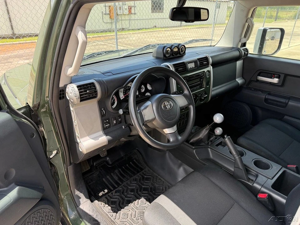 2010 Toyota FJ Cruiser - Image 16 of 24