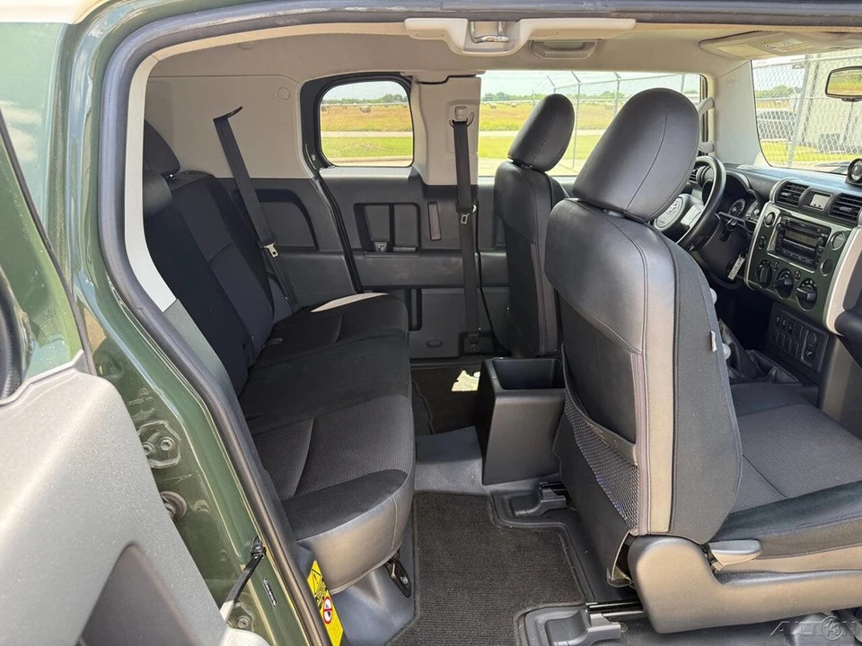 2010 Toyota FJ Cruiser - Image 13 of 24