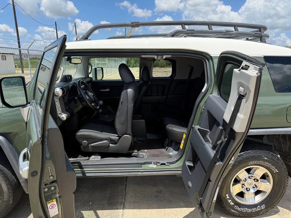 2010 Toyota FJ Cruiser - Image 18 of 24