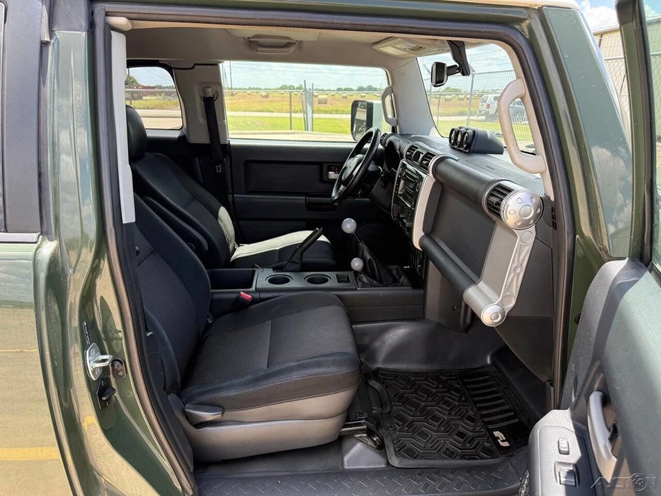 2010 Toyota FJ Cruiser - Image 11 of 24
