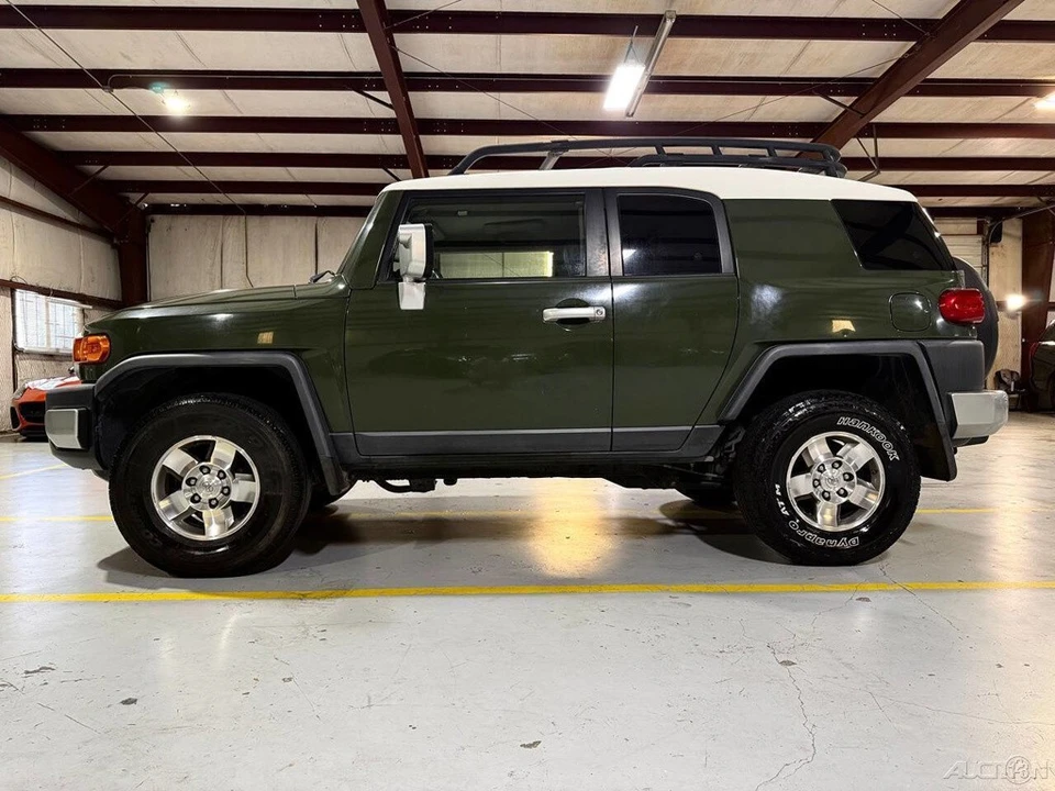 2010 Toyota FJ Cruiser - Image 23 of 24