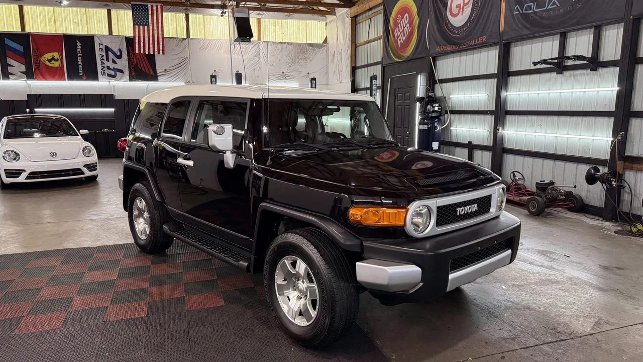 2010 Toyota FJ Cruiser - Image 16 of 31