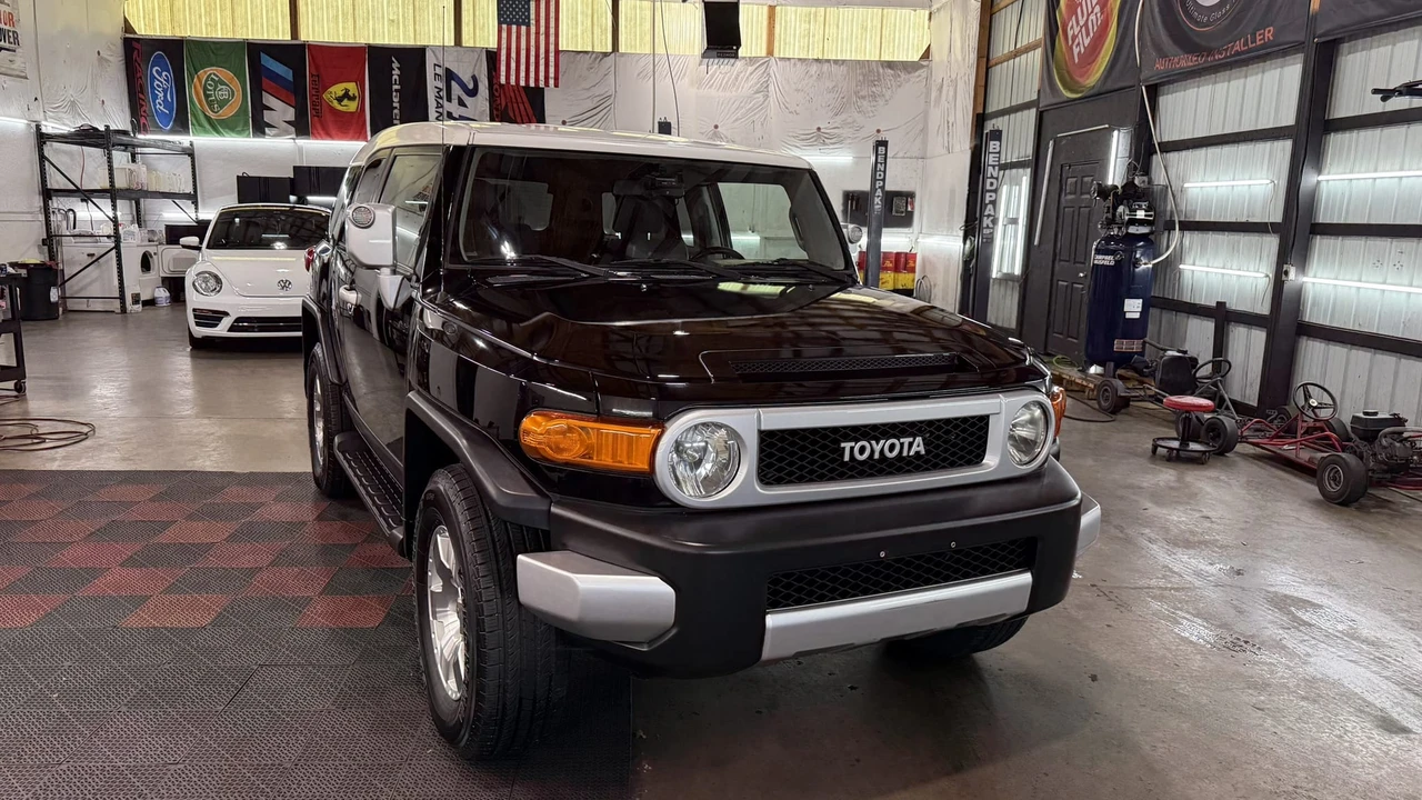 2010 Toyota FJ Cruiser - Image 17 of 31