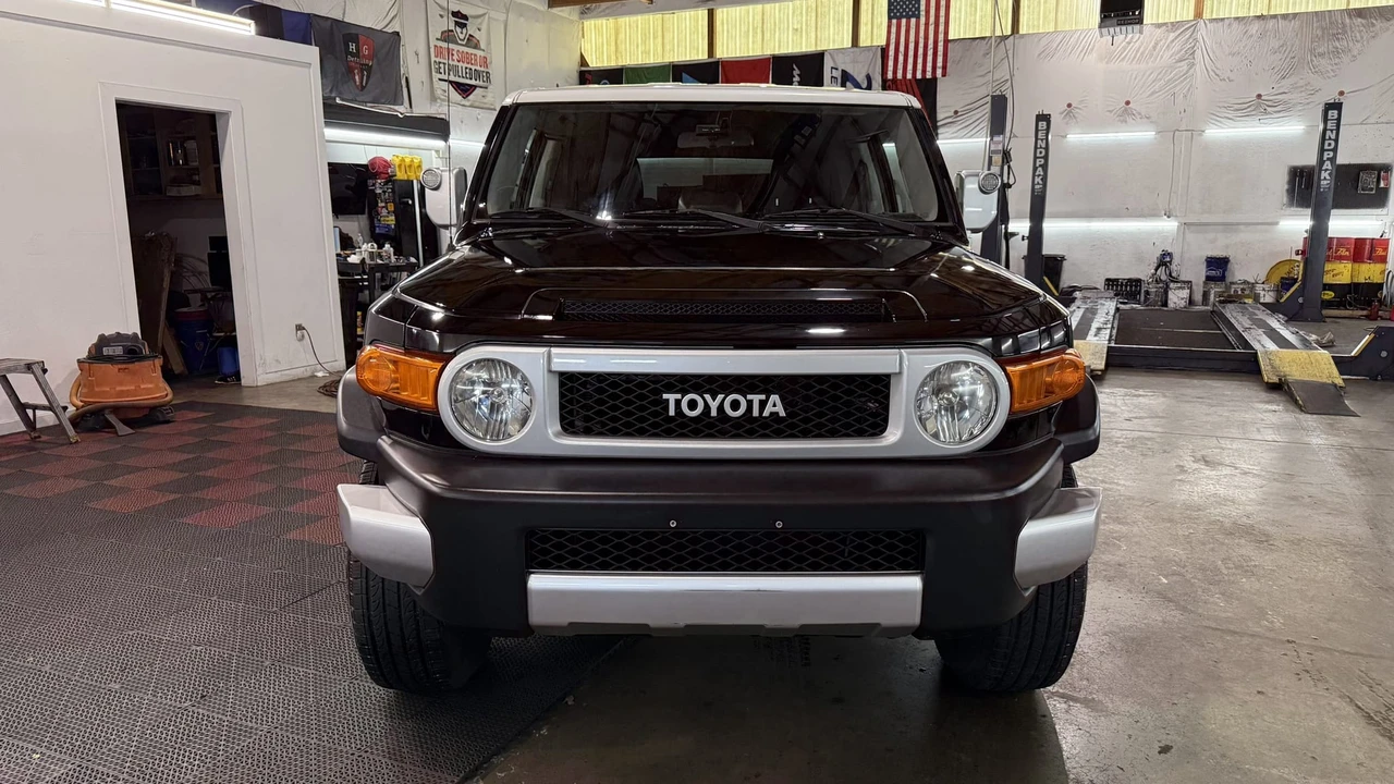 2010 Toyota FJ Cruiser - Image 18 of 31