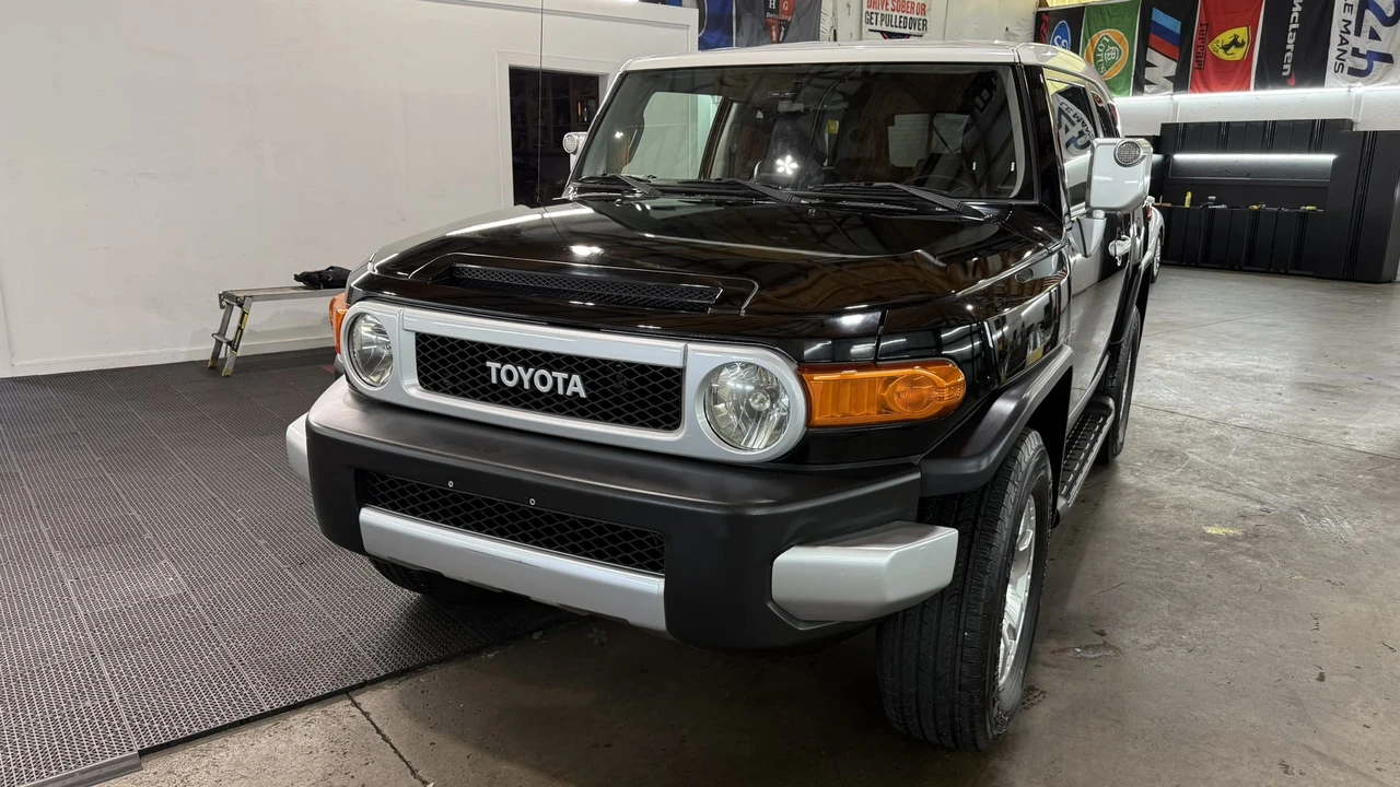 2010 Toyota FJ Cruiser - Image 2 of 31