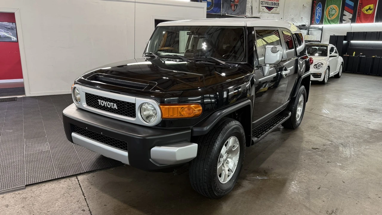 2010 Toyota FJ Cruiser - Image 3 of 31