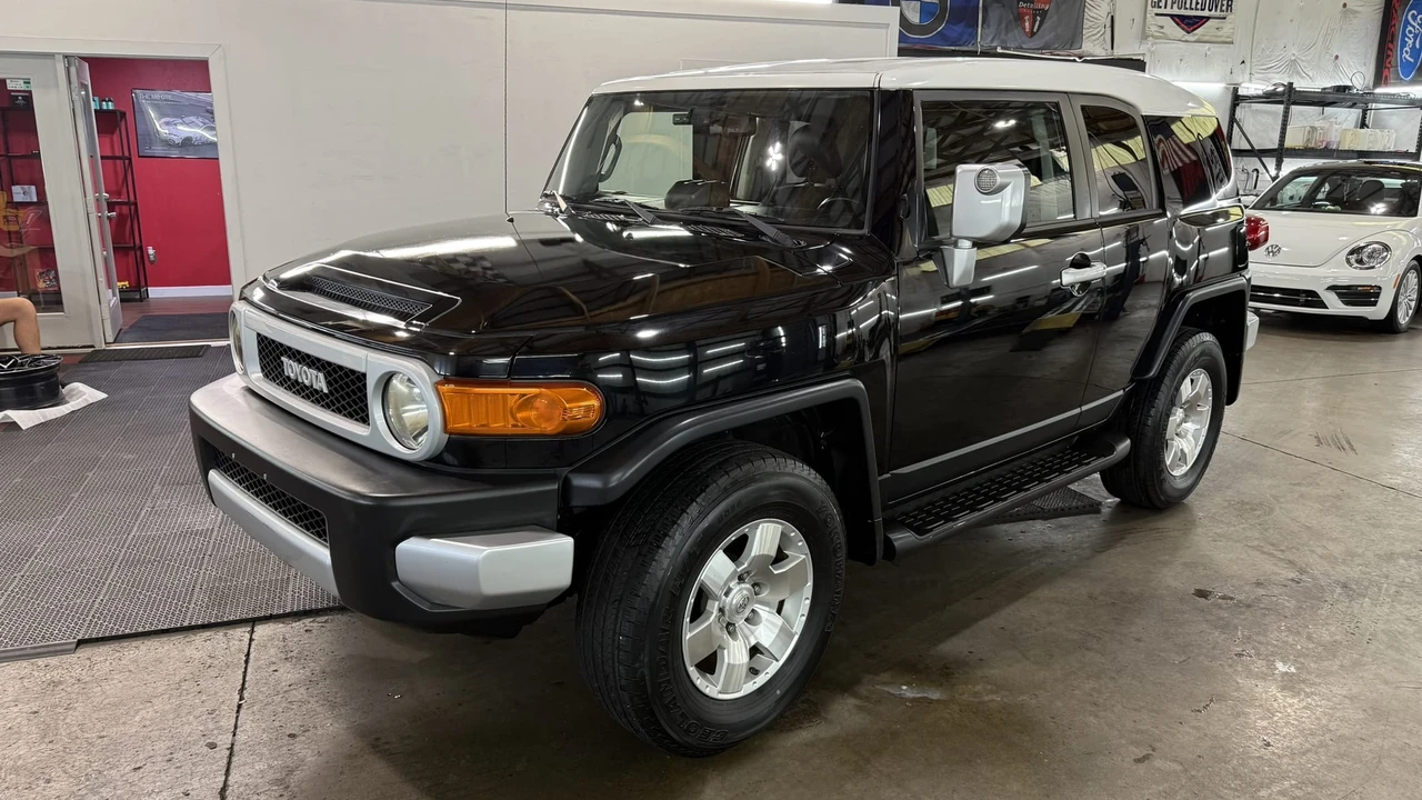 2010 Toyota FJ Cruiser - Image 4 of 31