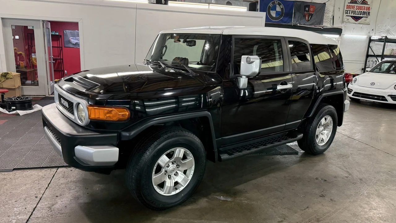 2010 Toyota FJ Cruiser - Image 5 of 31