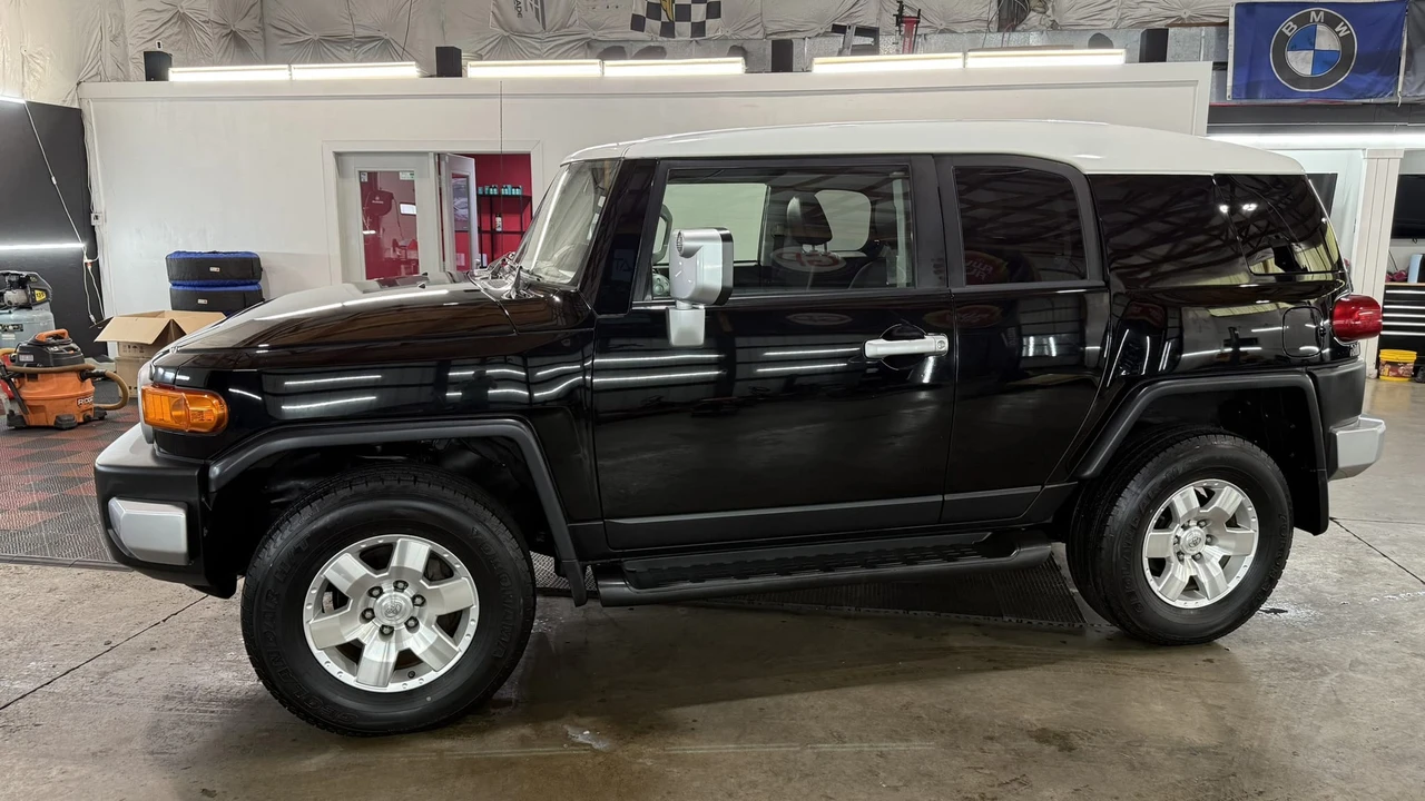2010 Toyota FJ Cruiser - Image 6 of 31
