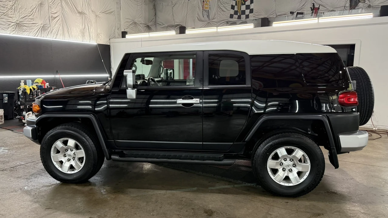 2010 Toyota FJ Cruiser - Image 7 of 31