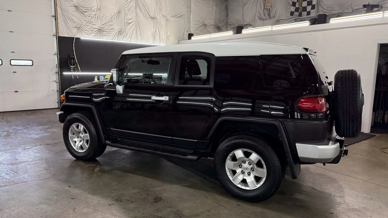 2010 Toyota FJ Cruiser - Image 9 of 31