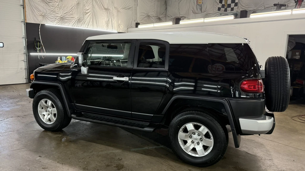2010 Toyota FJ Cruiser - Image 8 of 31