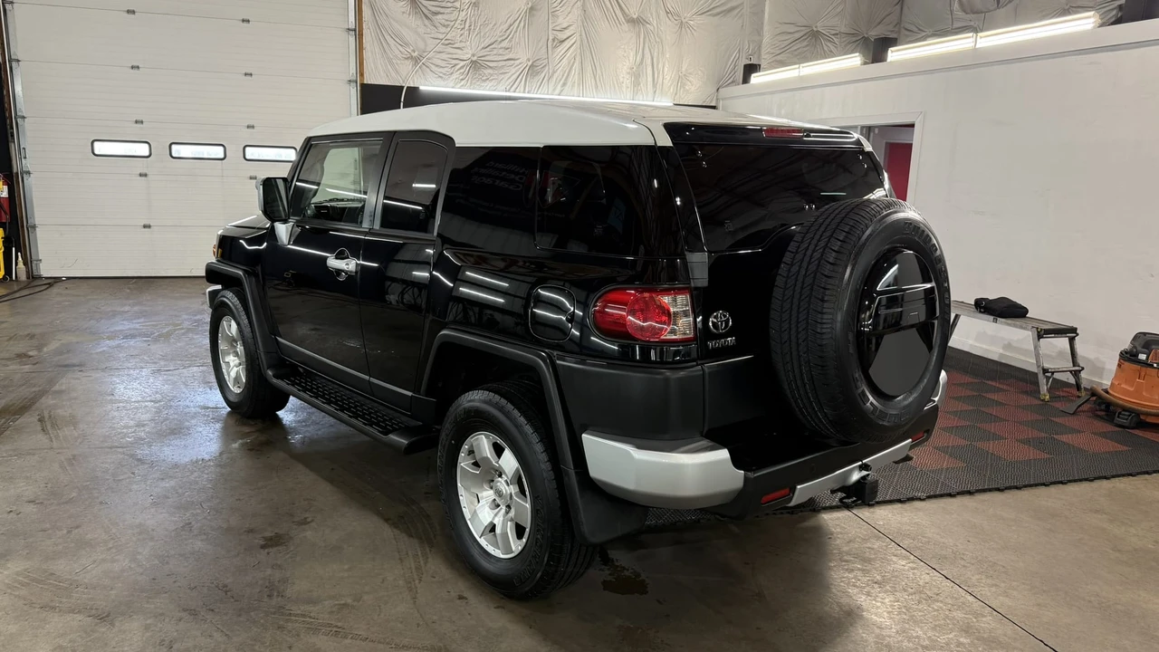 2010 Toyota FJ Cruiser - Image 10 of 31