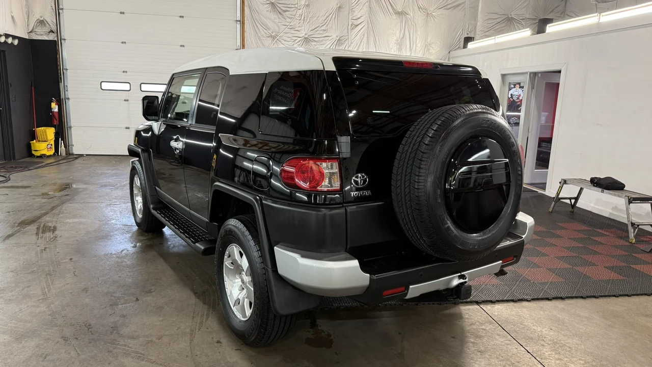 2010 Toyota FJ Cruiser - Image 11 of 31