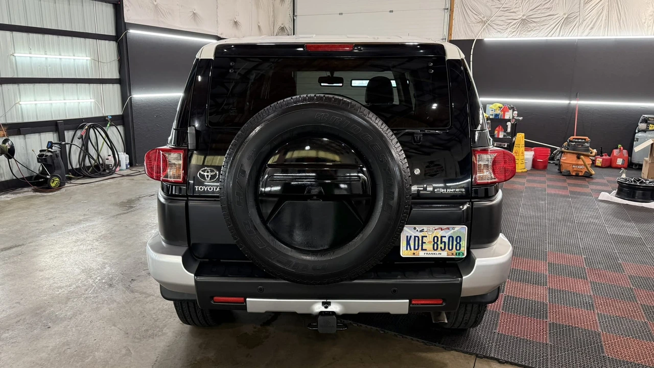 2010 Toyota FJ Cruiser - Image 12 of 31