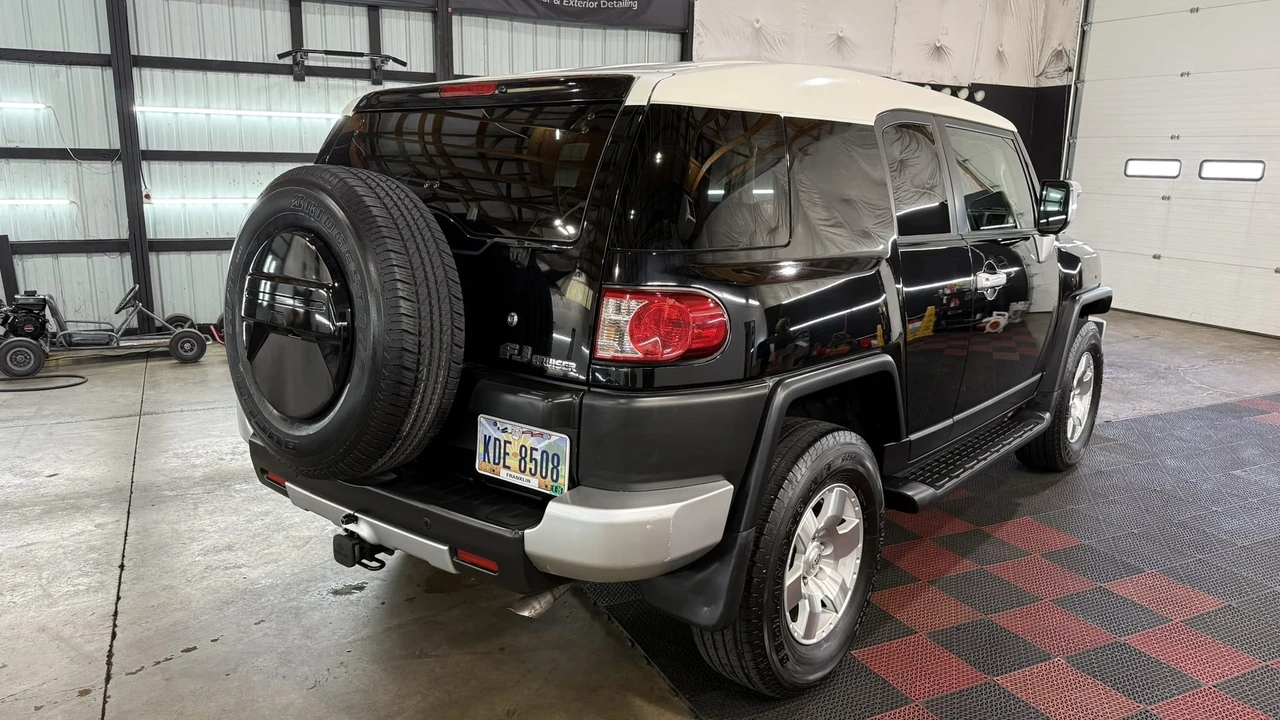 2010 Toyota FJ Cruiser - Image 13 of 31