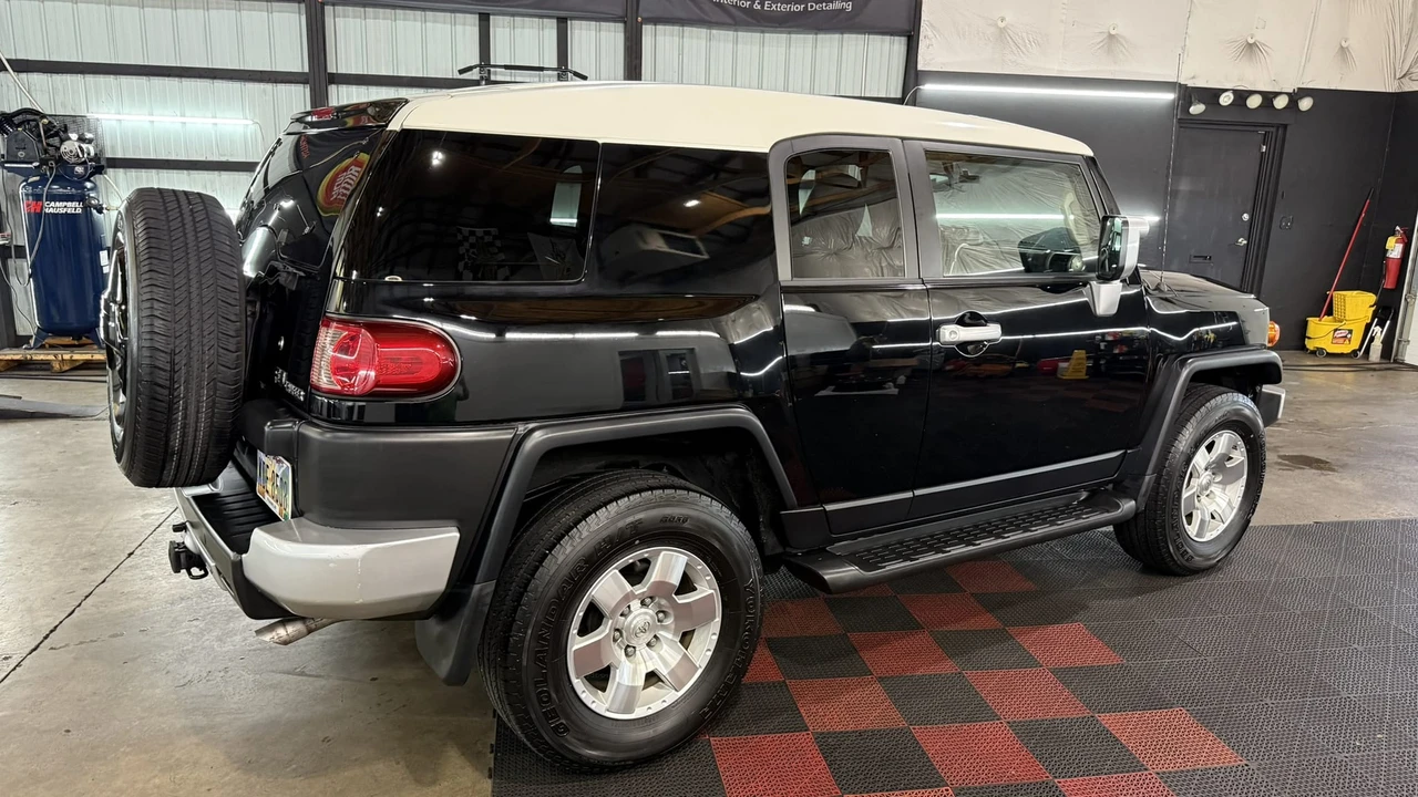 2010 Toyota FJ Cruiser - Image 14 of 31