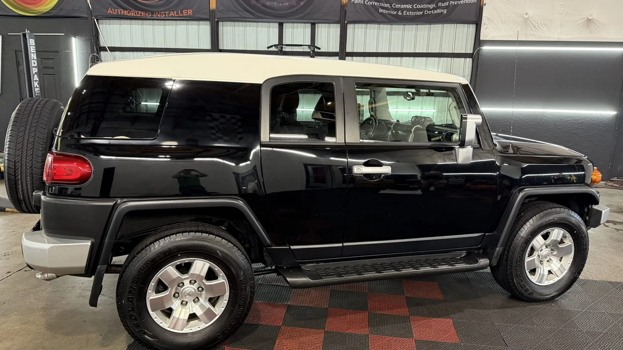 2010 Toyota FJ Cruiser - Image 15 of 31