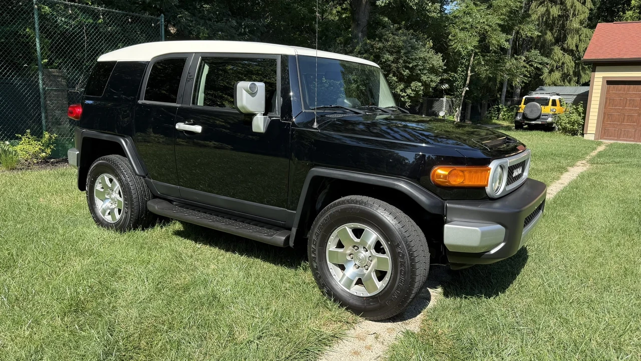 2010 Toyota FJ Cruiser - Image 24 of 31