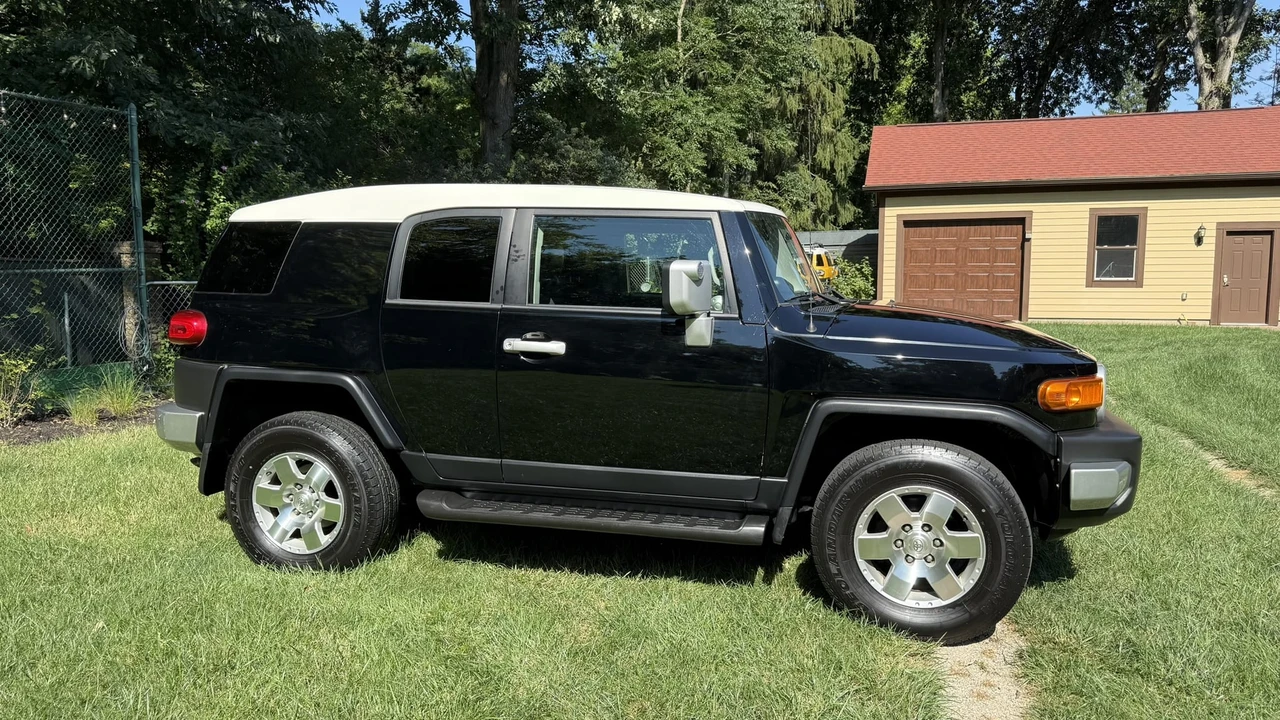 2010 Toyota FJ Cruiser - Image 23 of 31