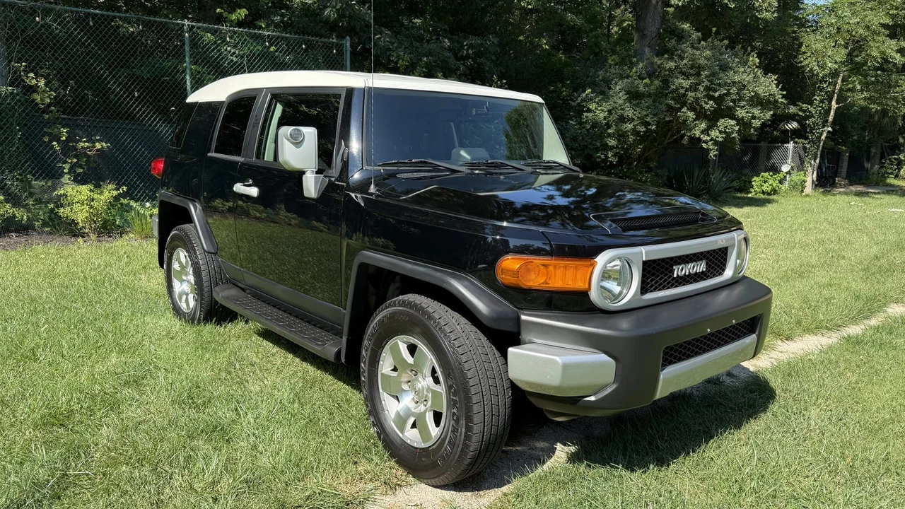 2010 Toyota FJ Cruiser - Image 25 of 31