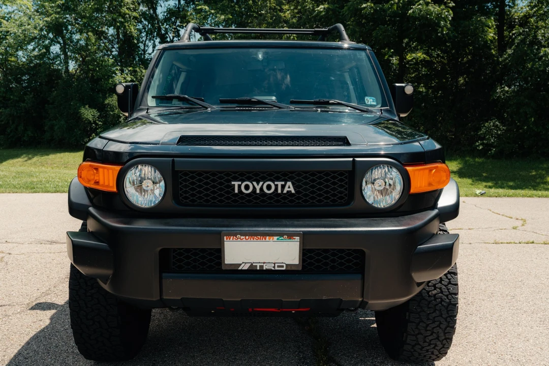 2010 Toyota FJ Cruiser - Image 2 of 31