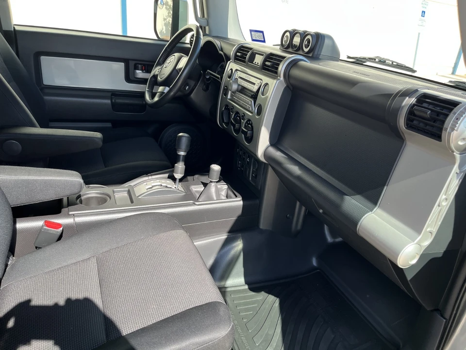 2010 Toyota FJ Cruiser - Image 11 of 20