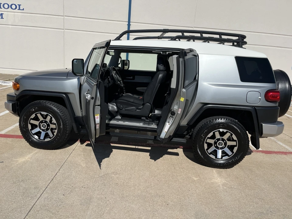 2010 Toyota FJ Cruiser - Image 3 of 20